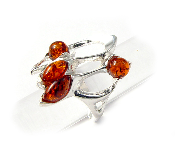 Ring with amber