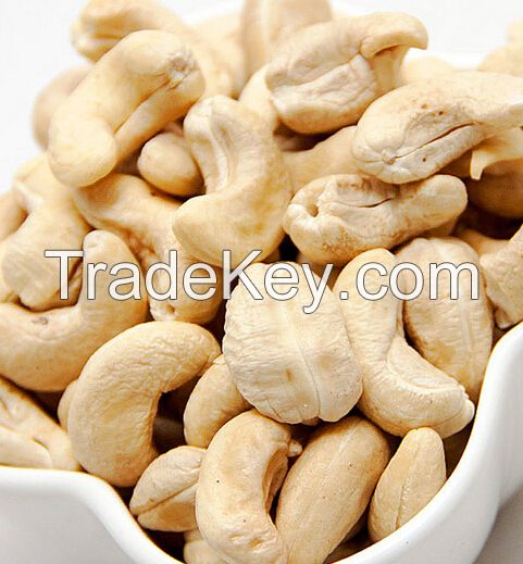 dried raw cashew nuts in shell