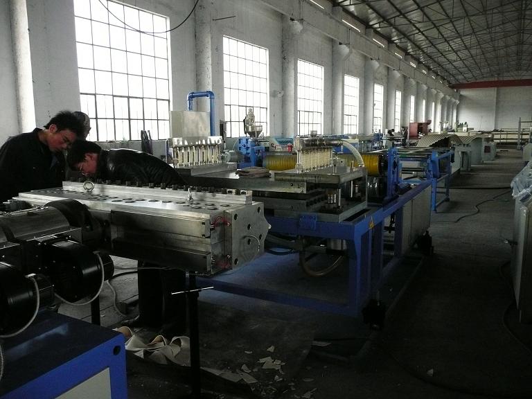 Plastic sheet machine