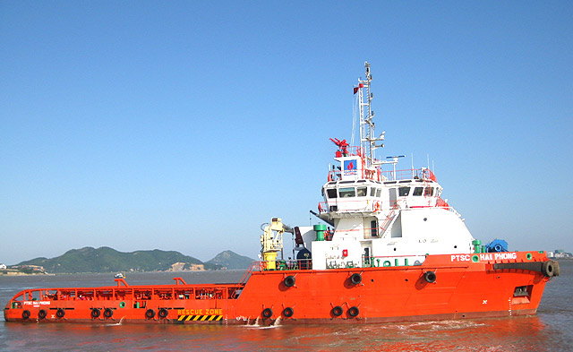 Anchor handling supply vessel