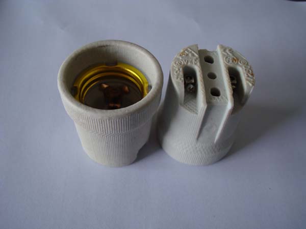 porcelain lampholder ( F519)