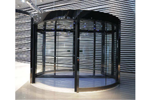 Automatic revolving door