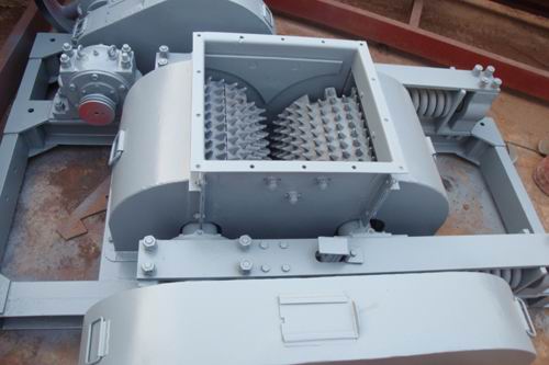 High efficiency stone tooth roller crusher