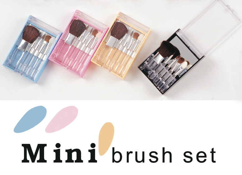 Travel cosmetic brush set