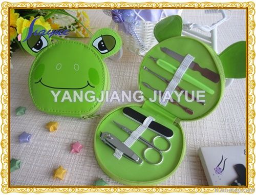 7pcs manicure set in frog shape pouch with zipper closure