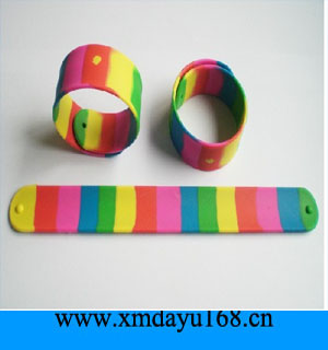 2011 favored silicone wristband/ easy stick bracelet/snap wristband