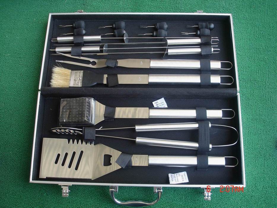 18pcs  BBQ Tool Set in Alum Case