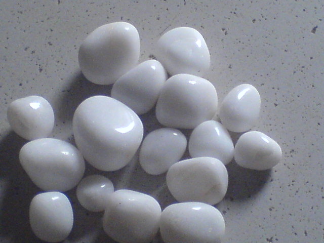 white tumbled / pebbles