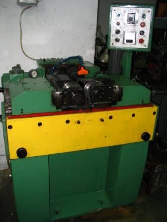 Hydraulic thread rolling machine with INCLINED spindles