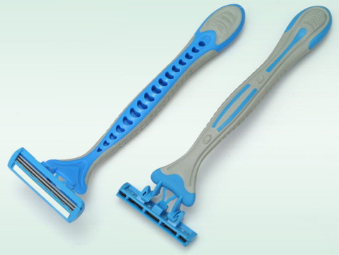 Triple blade disposable razors