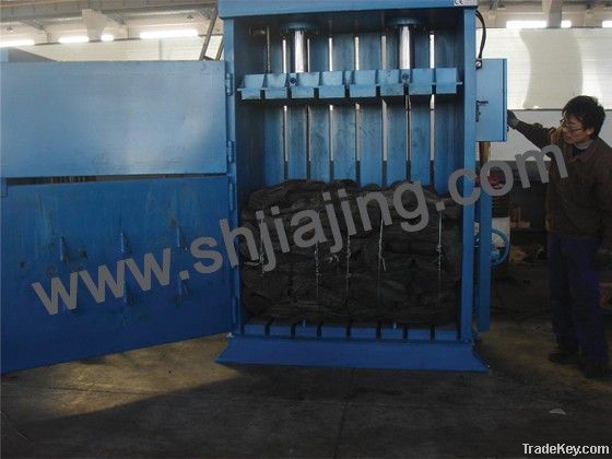 Hydraulic tire baler