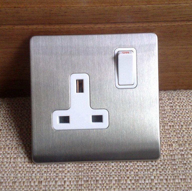 1-gang metal plate switched socket (British standard)