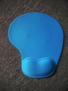 Gel mouse pad with wrist rest