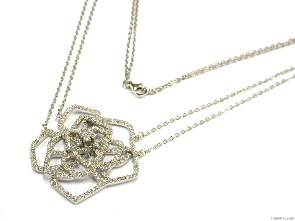 Flower pendant necklace