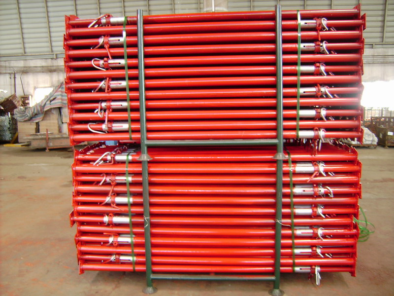 Adjustable scaffolding steel prop