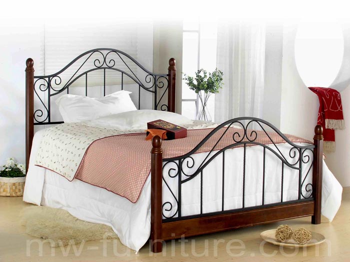 Malaysia Metal And Rubber Wood Post Queen Bed