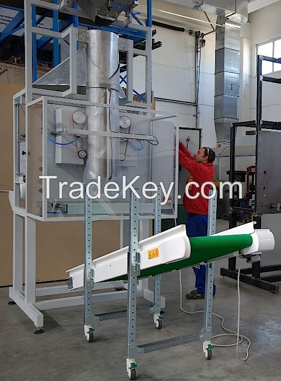 Automatic packing machine, producing and filling sacks 15-25 kg.