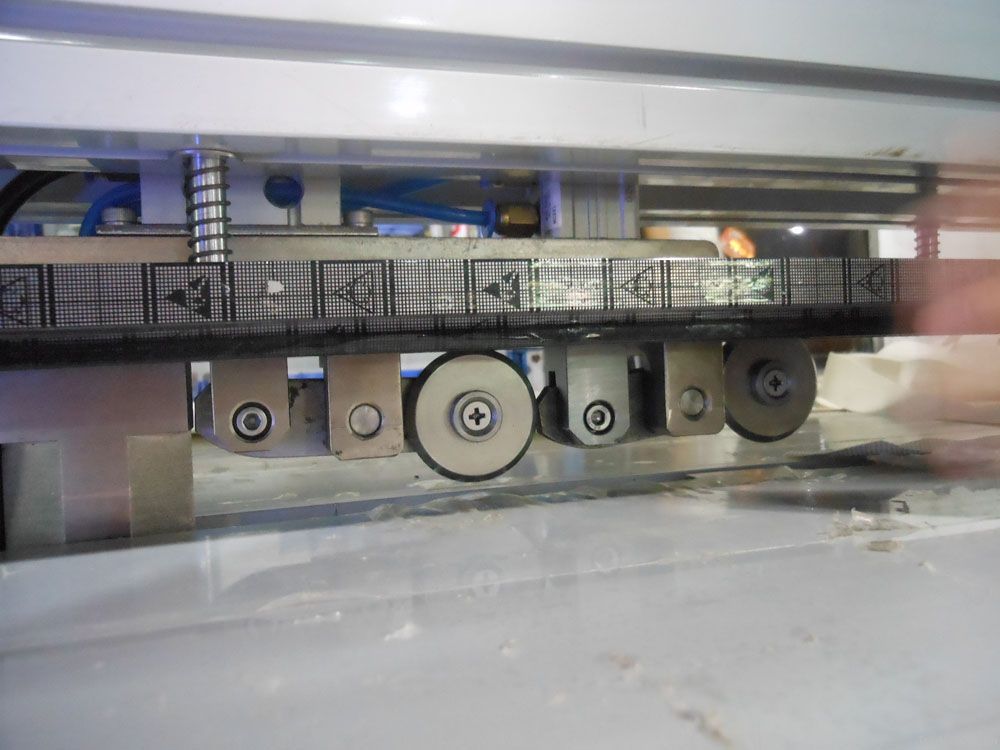 ultrasonic roller blind fabric cutting table