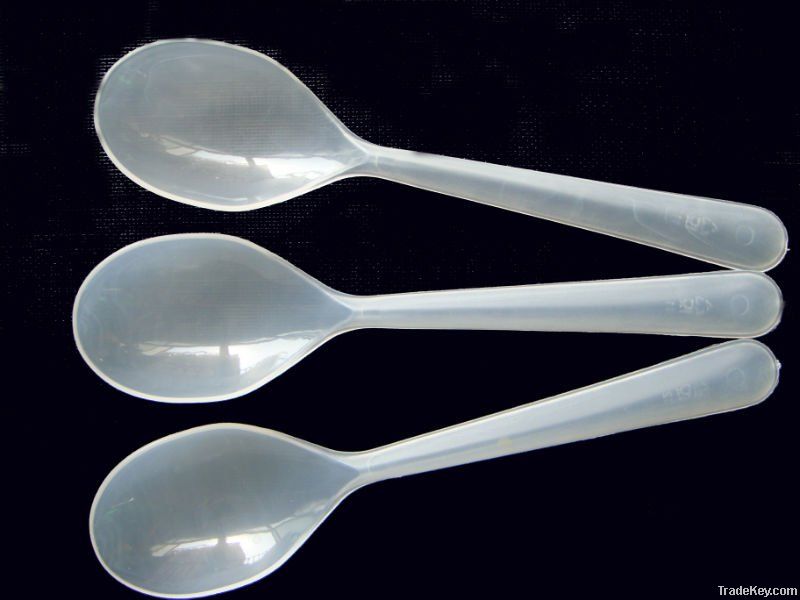 Disposable medium weight plastic spoon