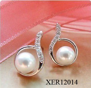 Fashion Pearl Design Earrings