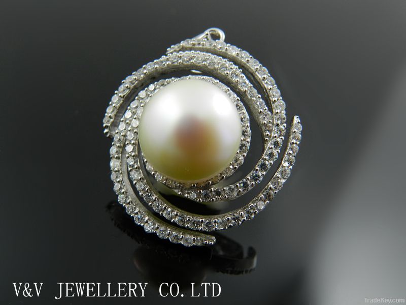 Fashionable Pearl Pendant made of 925 Silver vailable in Various Style