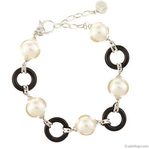 Fashion bracelet with pearls
