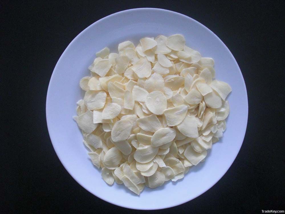 dehydrated garlic flakes