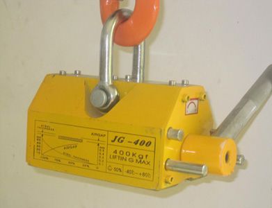 Permanently magnetic lifter