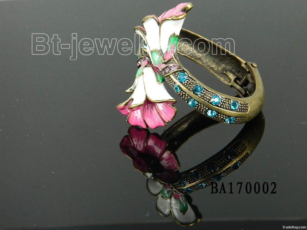 Fancy flower bangle