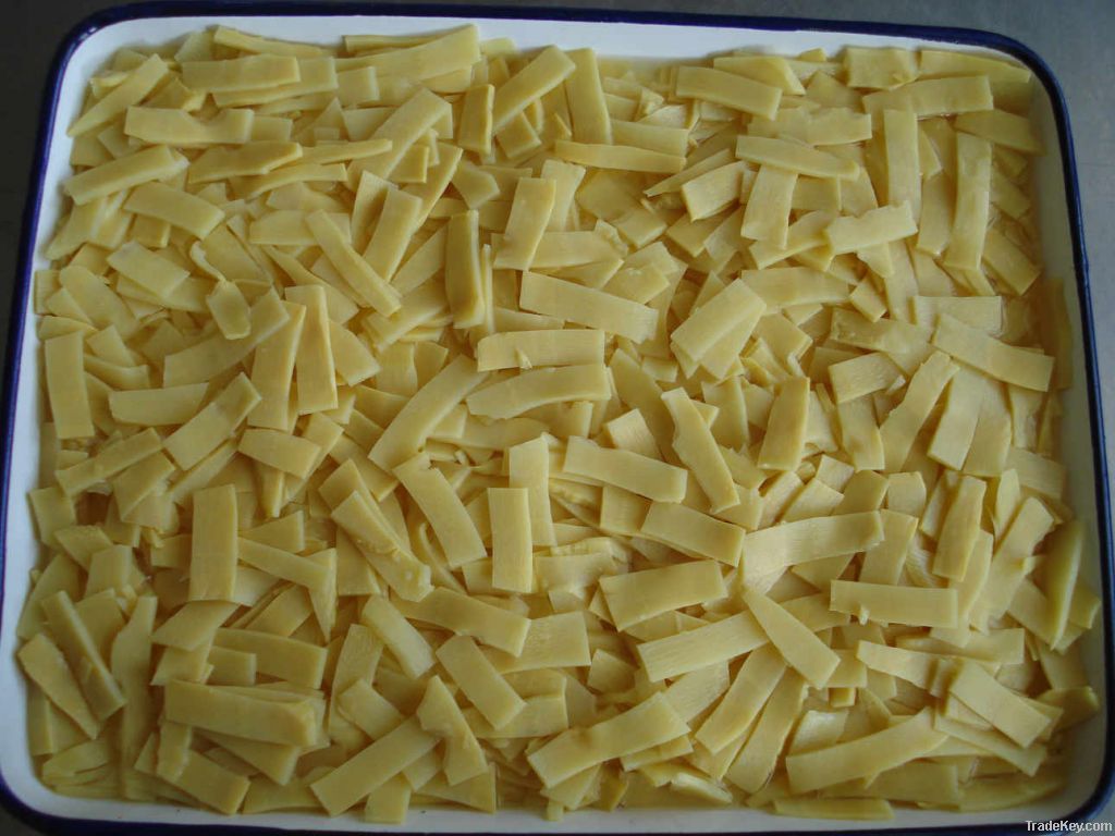 Canned bamboo shoots sliced in water