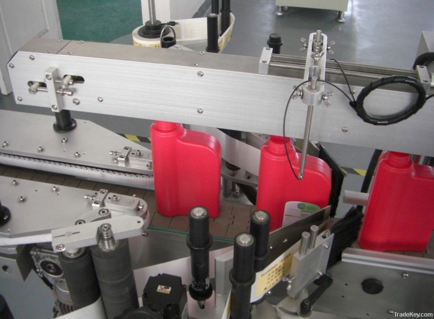 Automatic double sides label attaching machine
