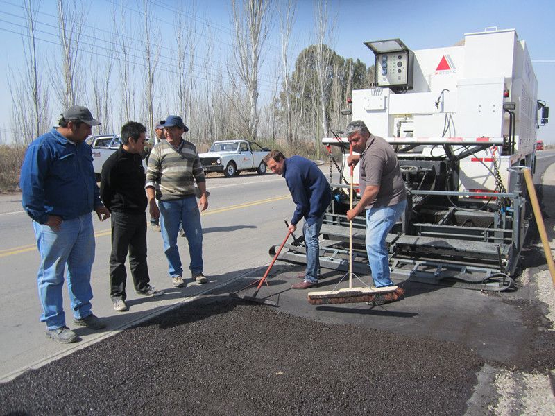 Micro-surfacing paver  working in Argentina