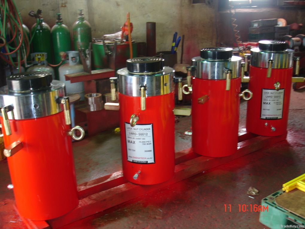 Hydraulic lock nut cylinders