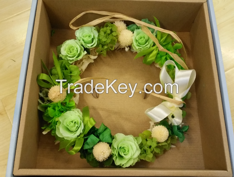 Preserved flower garland