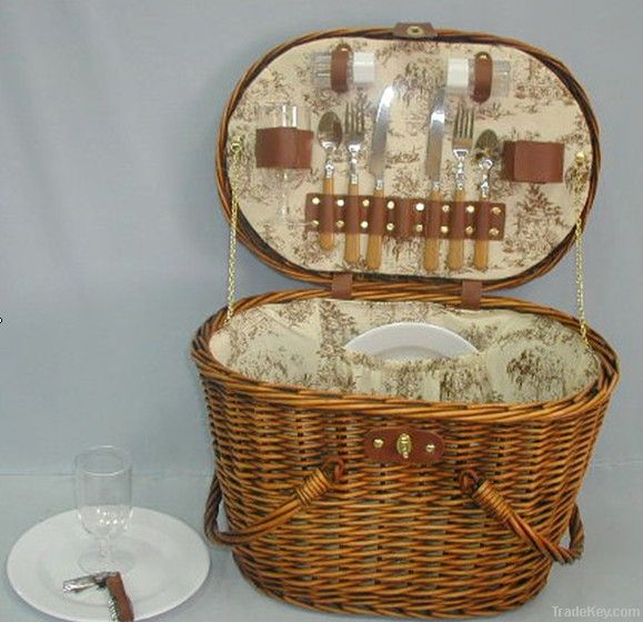 Wicker basket for picnic