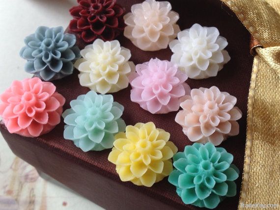 Beautiful matte and flat resin flower cabochons