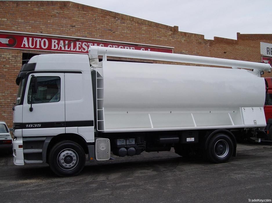 Truck with bulk feed tank for animals 2 axles