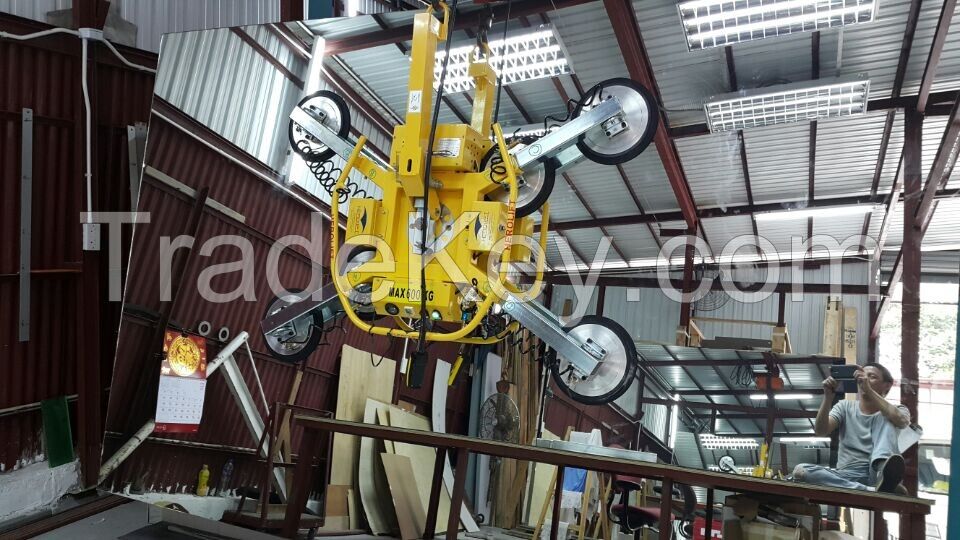 Vacuum lifter for glass sheet