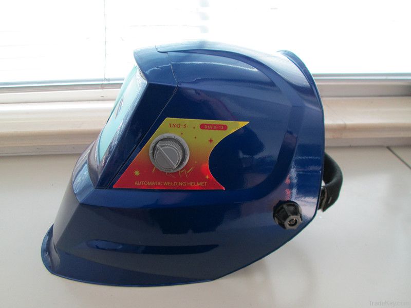 Auto darkening welding helmet