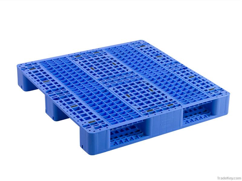 Plastic Pallets : 1300mm x 1100mm Nestable Medium Duty (Euro) Pallet