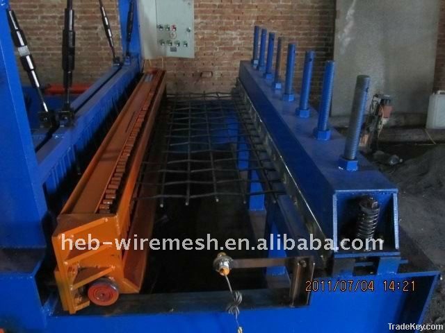 Crimped wire mesh machine