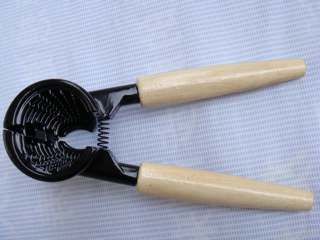 Supply nutcrackers with wooden handles