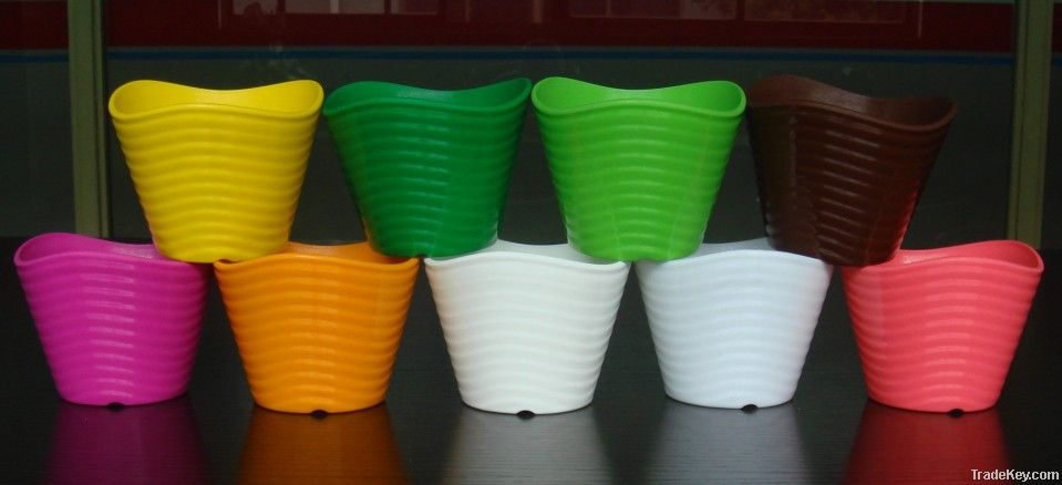 Wave top small plastic flowerpot