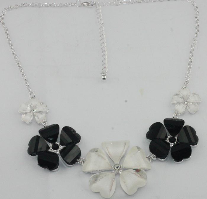 fashion necklace with flower