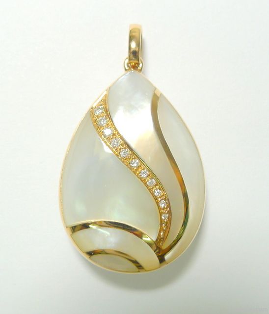 18k gold mother of pearl pendant