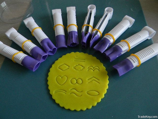 Cake decorating plastic crimper