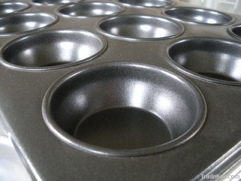 Aluminum and non-stick muffin pan