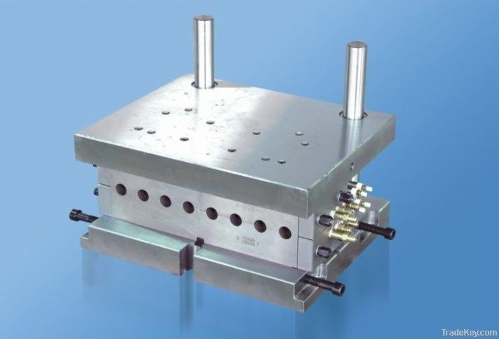 Injection blowing mould