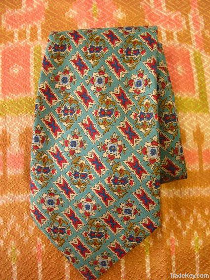 Praewa silk tie made to order