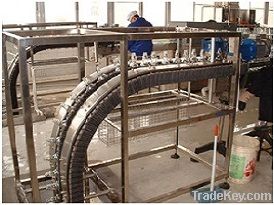 Bottle clamping conveyor